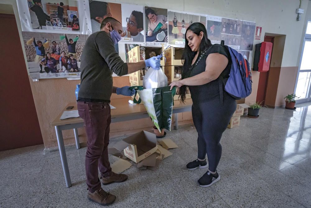 El colegio Anselm Turmeda entrega material escolar y alimentos a las familias de sus alumnos