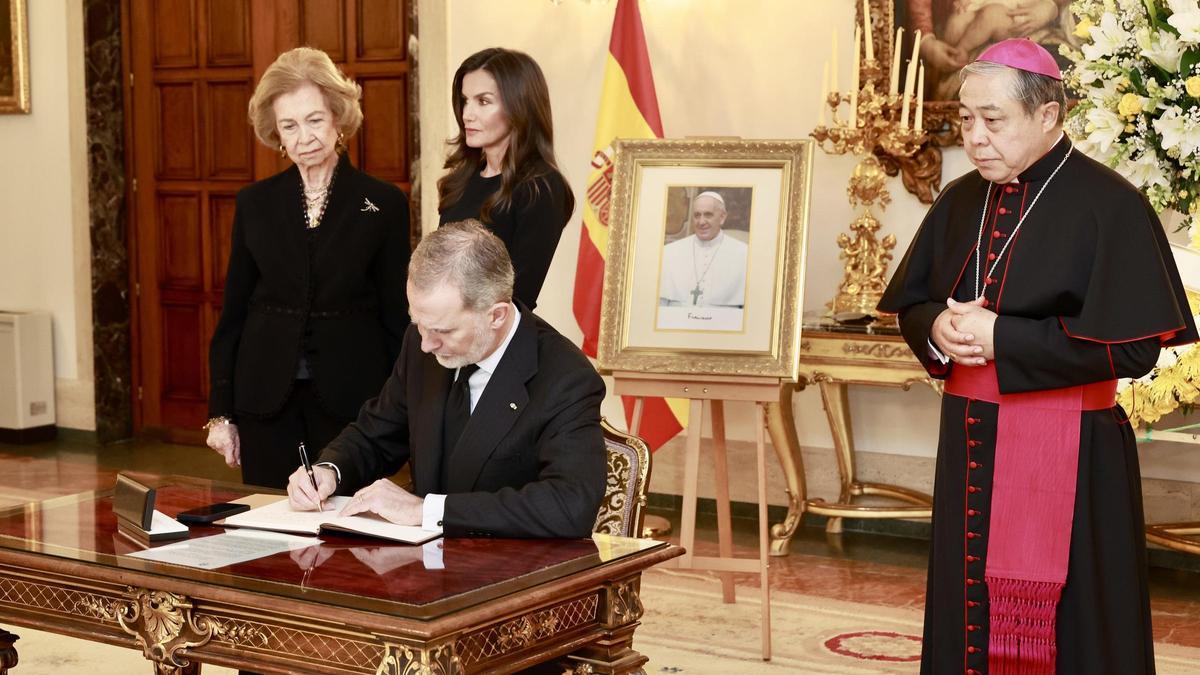 Los Reyes Felipe VI (2d) y Letizia (2i) y la Reina Sofía (1i) firman el libro de condolencias por el Papa Francisco, en la Nunciatura Apostólica, a 22 de abril de 2025, en Madrid (España).