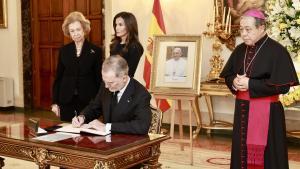 Los reyes y doña Sofía firman en el libro de condolencias por la muerte del Papa Francisco