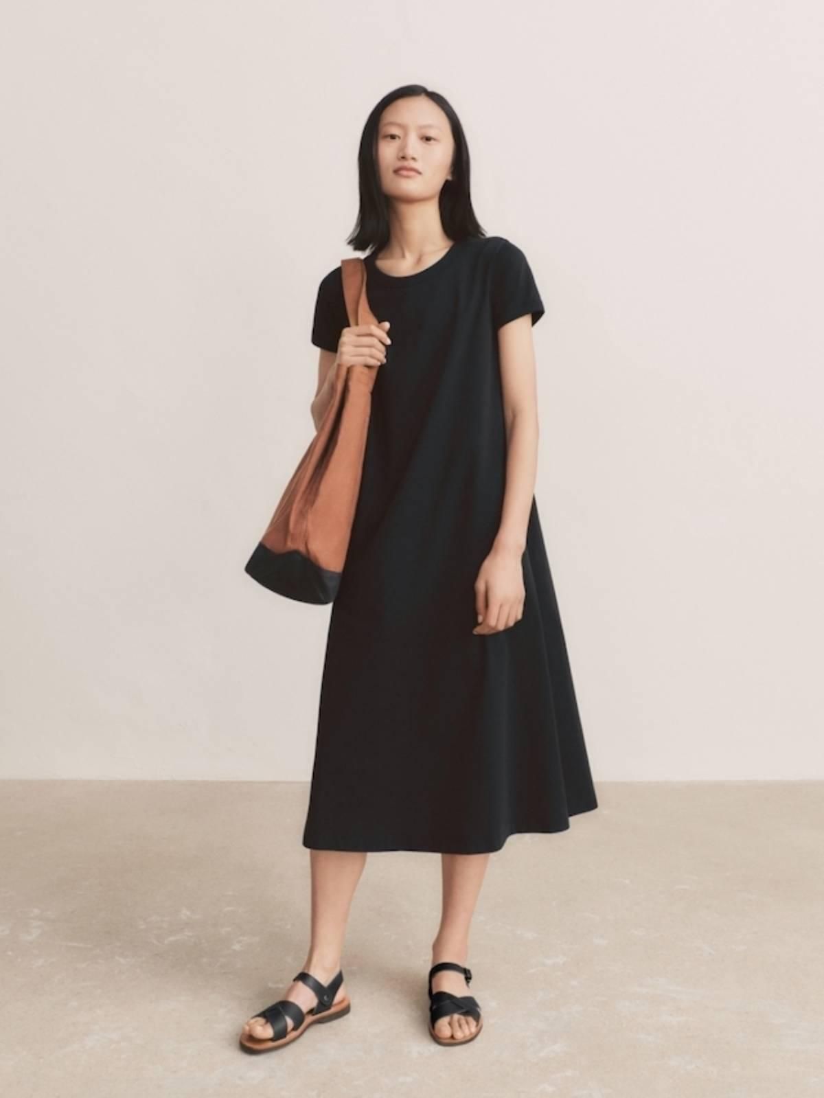 Vestido negro de manga corta, de Uniqlo