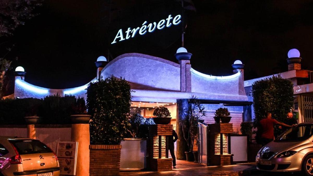 Entrada de la discoteca Atrévete, en Torremolinos.