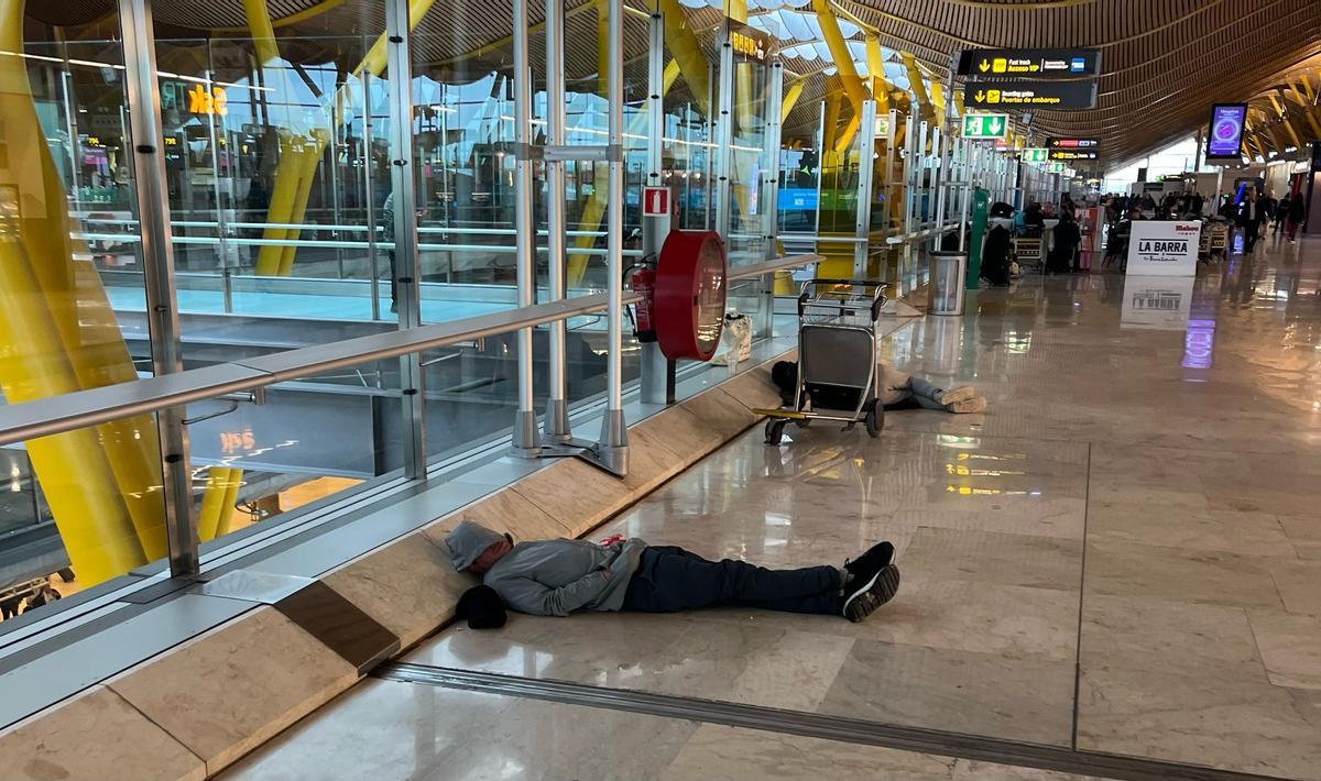 Varias personas duermen en el suelo de la terminal 4 de Barajas