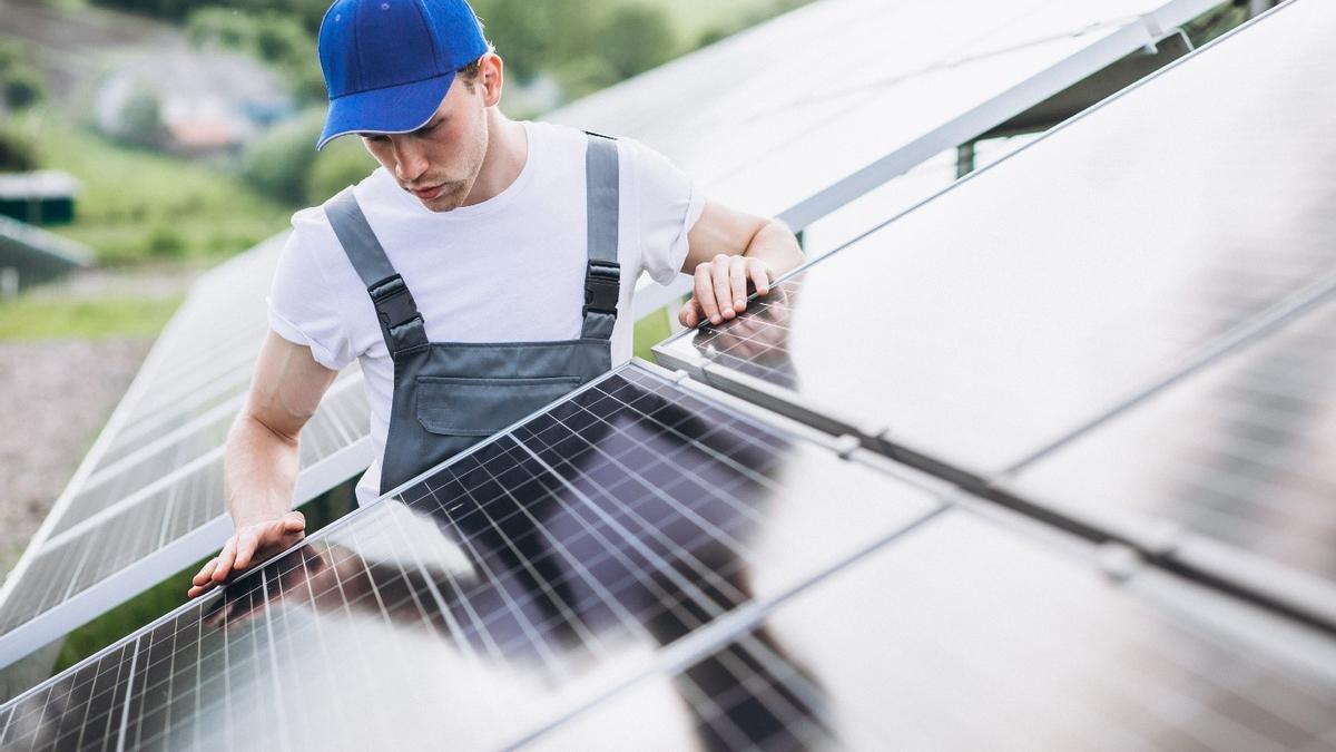 La más habitual en los inmuebles y edificios es la instalación de placas solares