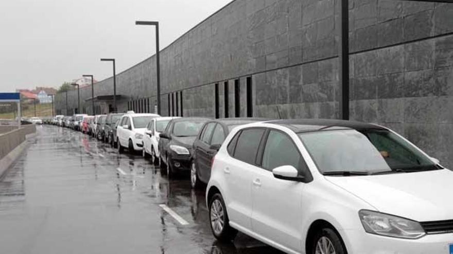 Coches estacionados en un carril junto al Cunquieor. //J.Lores