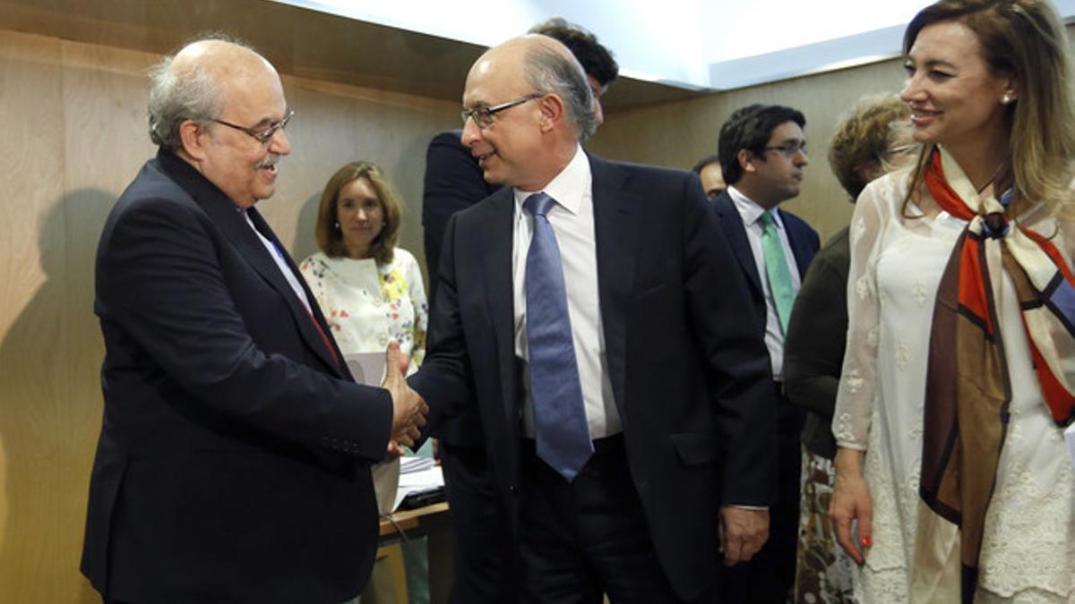 El ministro Montoro y el 'conseller' Mas-Colell se saludan este miércoles, en la reunión del Consejo de Política Fiscal y Financiera.