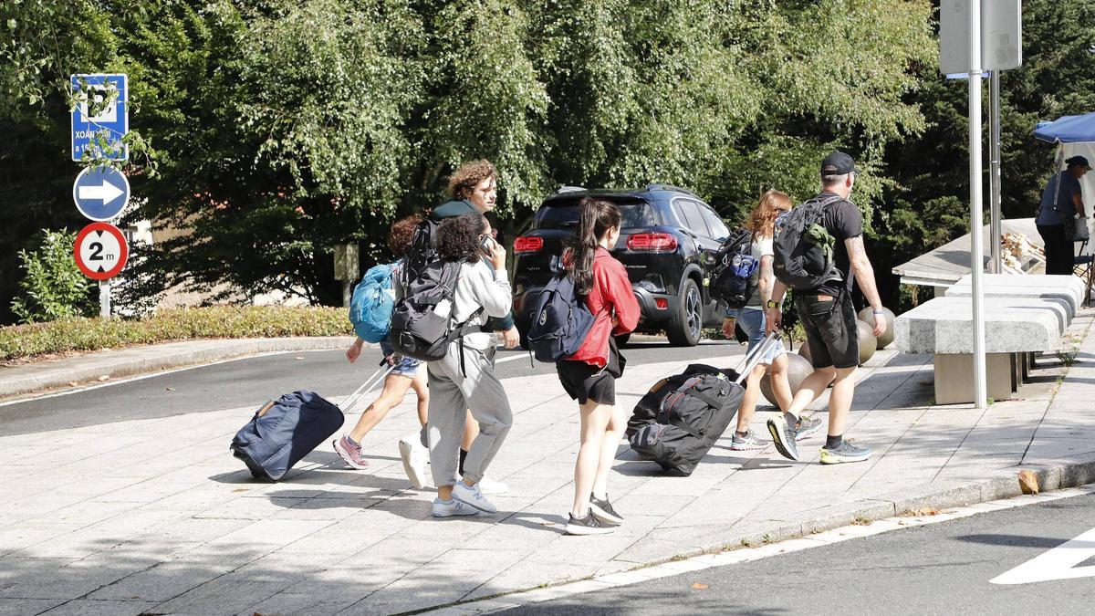 Turistas con maletas por las calles de Santiago de Compostela