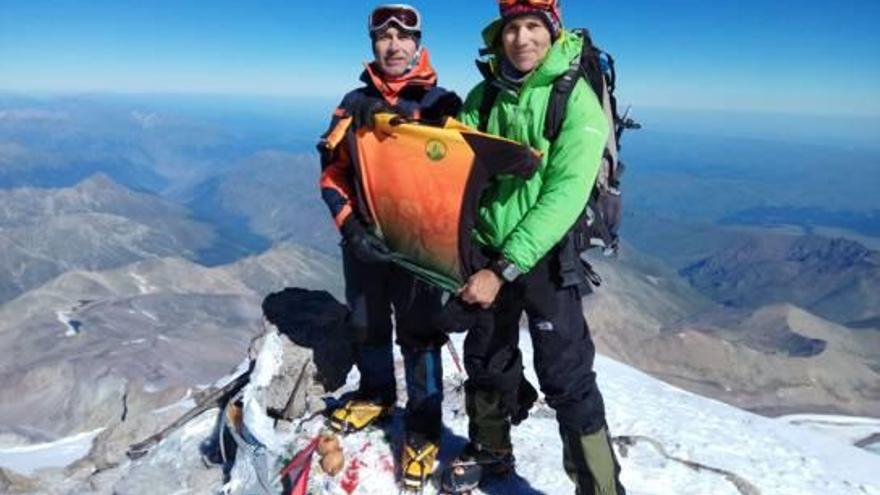 Los dos montañistas de La Pedrera, en el monte Elbrus.