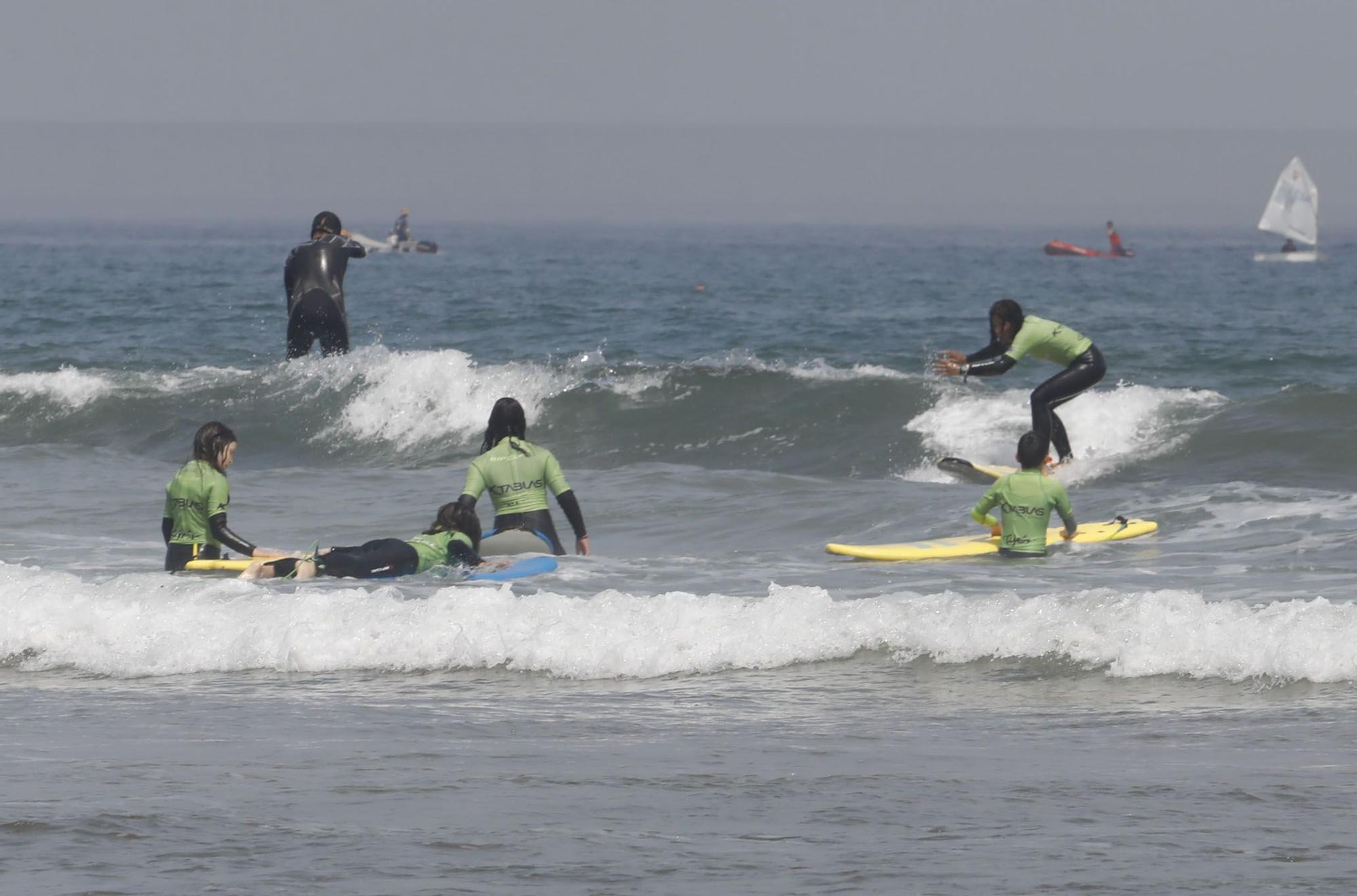 Surfistas en San Lorenzo