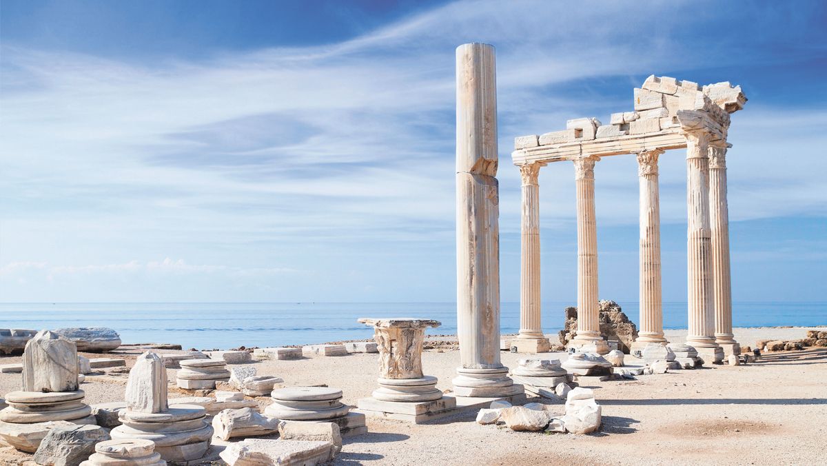 Ruinas en la costa de la península de Anatoli