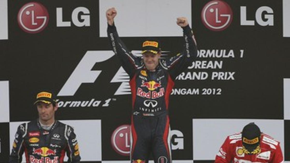 Sebastian Vettel celebra en el podio su victoria ante Webber y Alonso