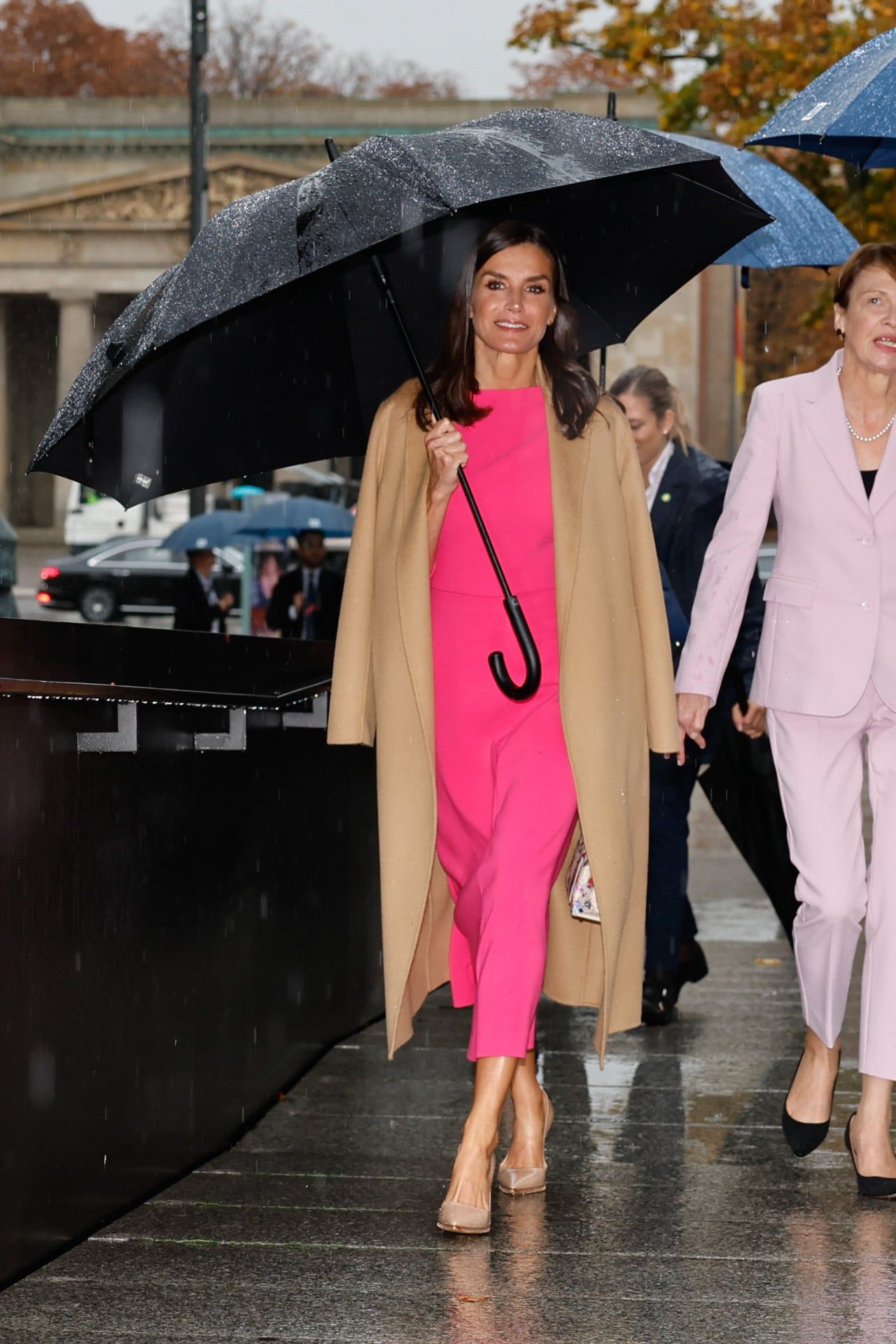 La reina Letizia repite en el rosa más atrevido en Berlín, pero innova ...