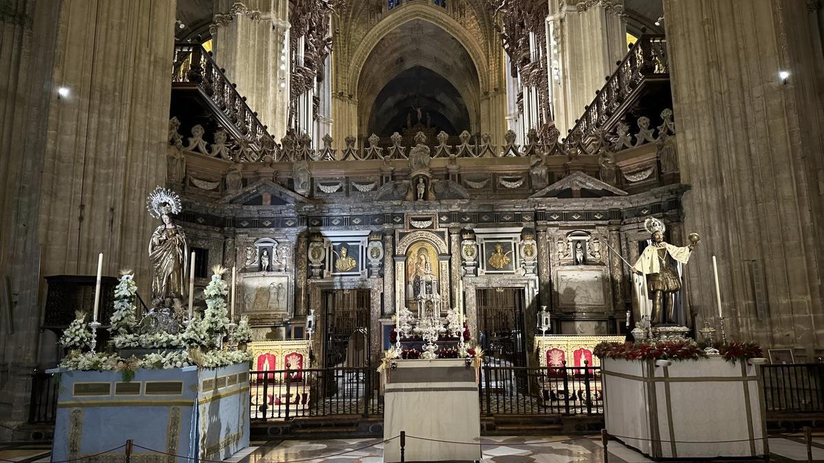 En la Catedral de Sevilla se pueden visitar gratis los pasos que procesionan con motivo de la festividad del Corpus Christi. A la izquierda la Inmaculada, en el centro la Custodia chica y a la derecha, San Fernando