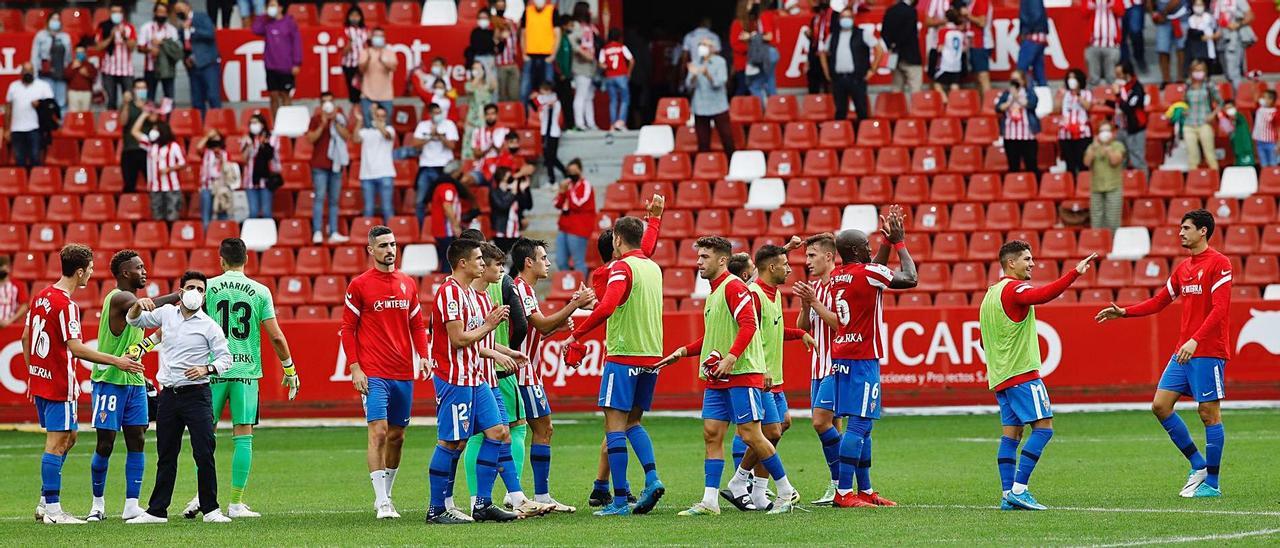 Los jugadores del Sporting se felicitan tras ganar al Málaga. | Ángel González