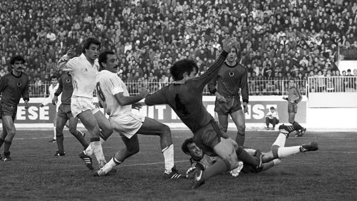 Joaquín remata a gol en el Albania-España disputado en Tirana en 1986.