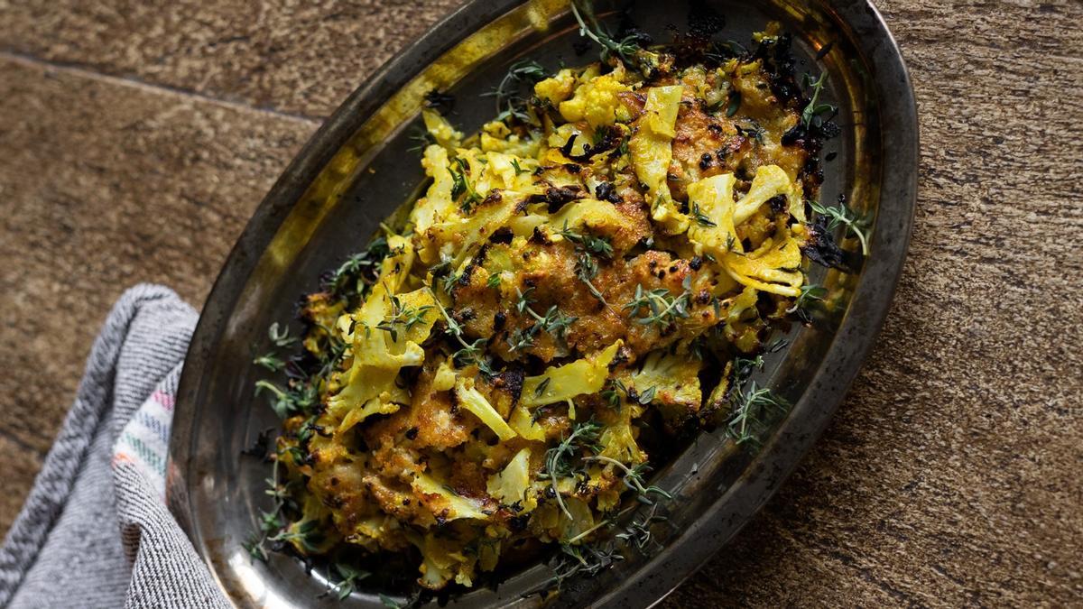 La receta de coliflor más divertida: asada con queso parmesano, pistachos y tomillo