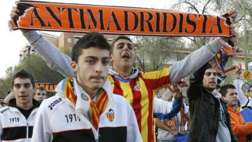 La afición del Valencia, enfadada en el Calderón