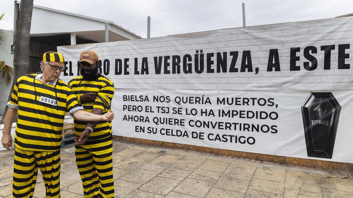 Reivindicación de los propietarios de la sala, Pepe Gómez y Félix Ettien, durante la inspección de julio de 2025.