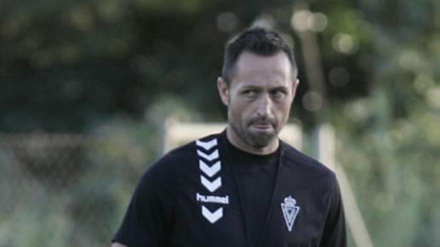 José Manuel Aira, con gesto serio, en un entrenamiento.