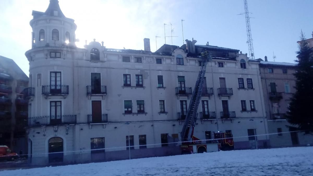 Los bomberos refrescan la techumbre del edificio incendiado del Pilgrim de Jaca