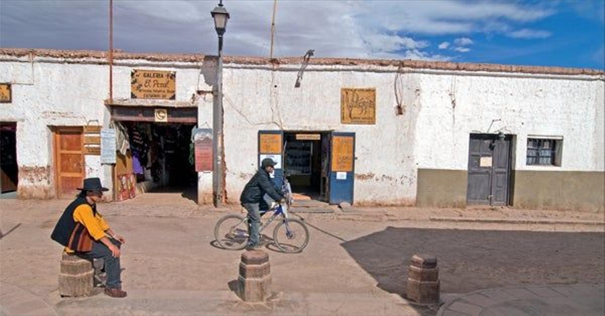 La calle Caracoles de San Pedro de Atacama se ha llenado de hostales, restaurantes y lugares de reunión
