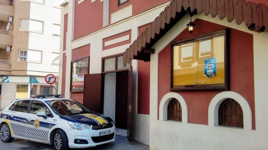 Un coche patrulla junto al Teatro Cortés.