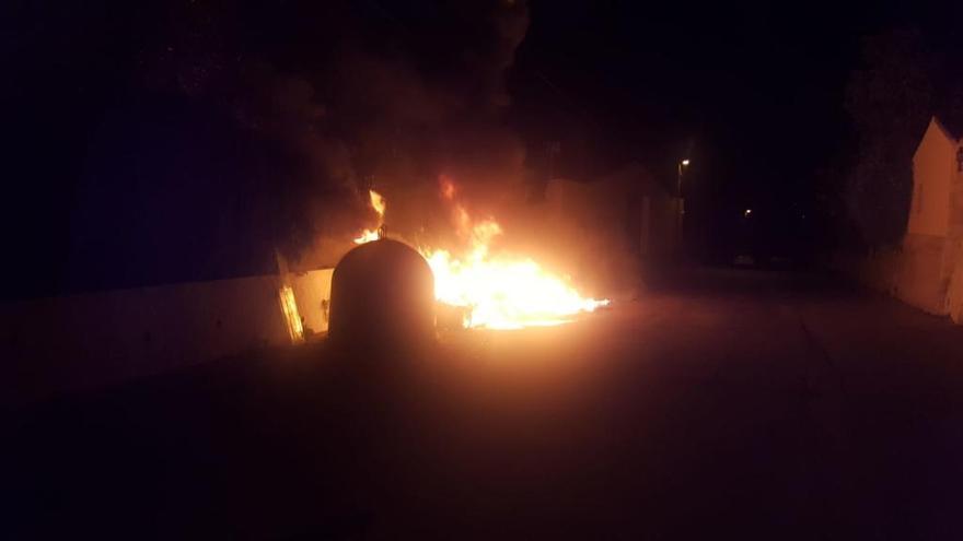 Tres incendios consecutivos calcinan 10 contenedores en Xàbia