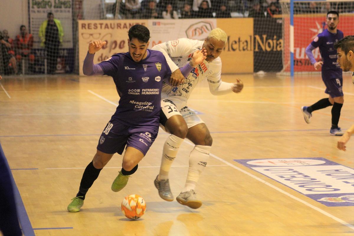 Lucas Perin pugna con Alisson Neves en el partido entre el Noia y el Córdoba Futsal.