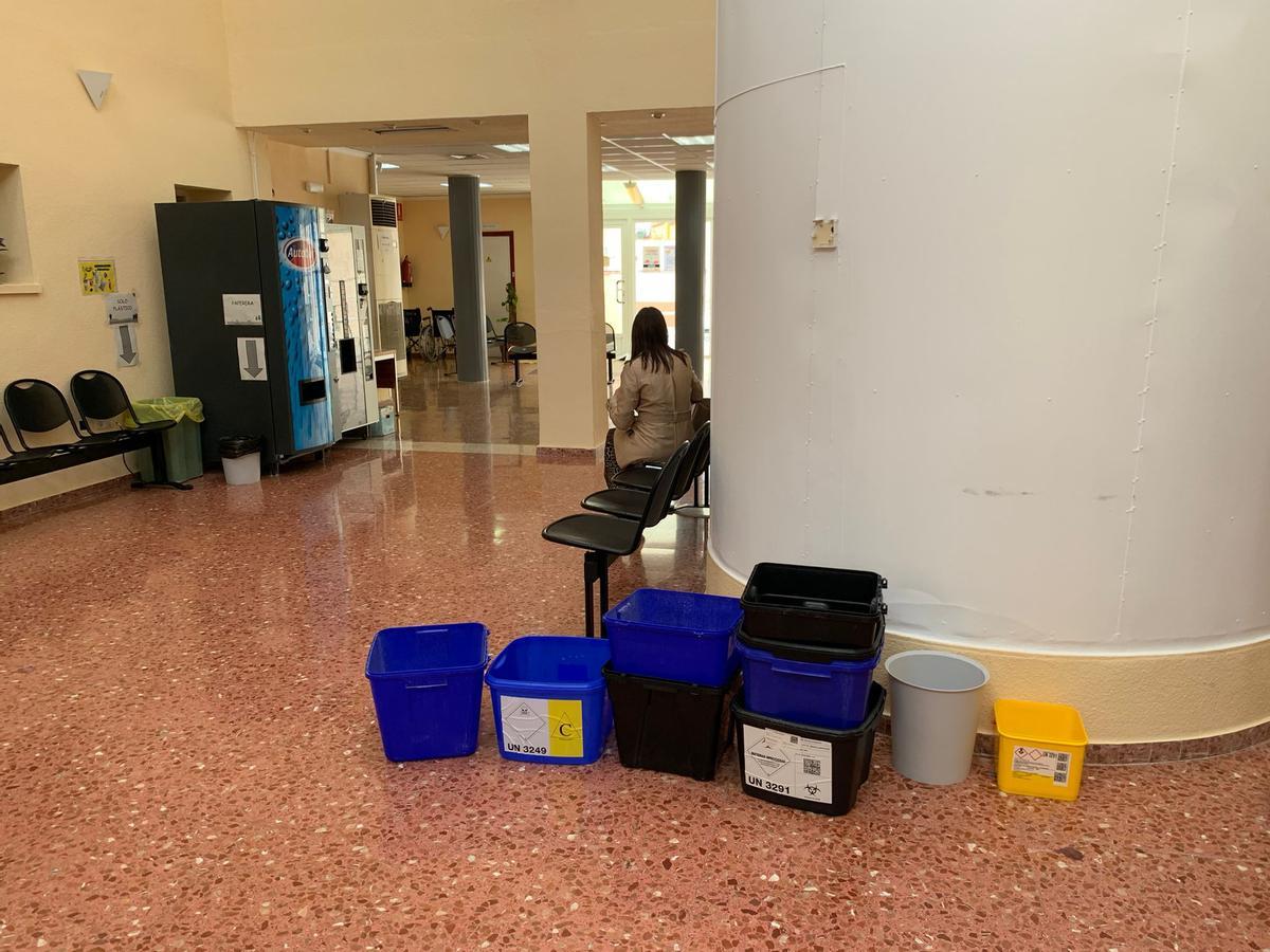 Cubos apilados para recoger el agua que se filtra en otro punto del centro sanitario.