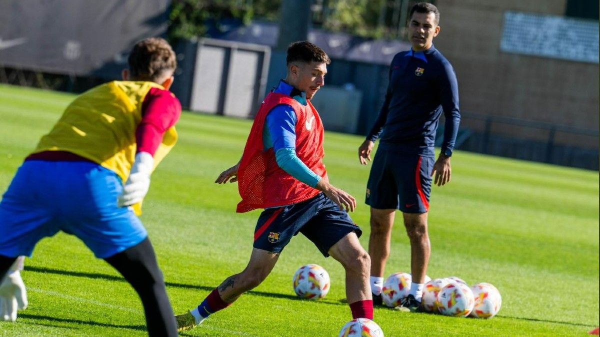 Antonio Aranda durante un entrenamiento del Barça Atlètic, ante la mirada de Rafa Márquez