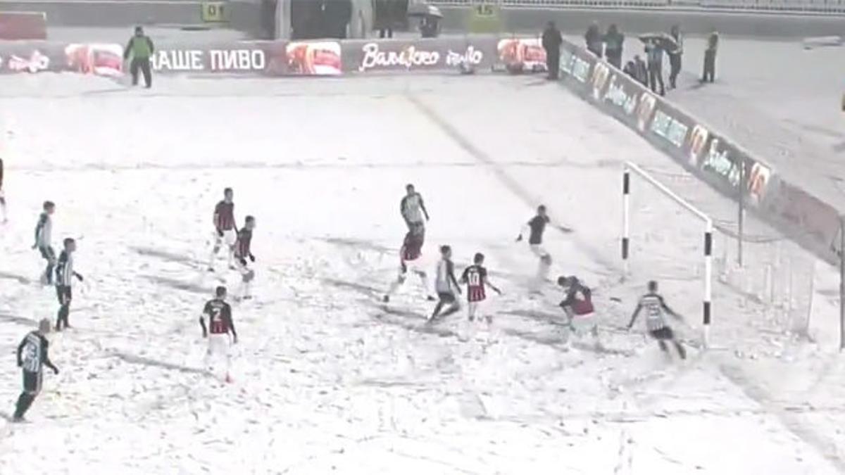 Surrealista partido de fútbol bajo la nieve en Belgrado