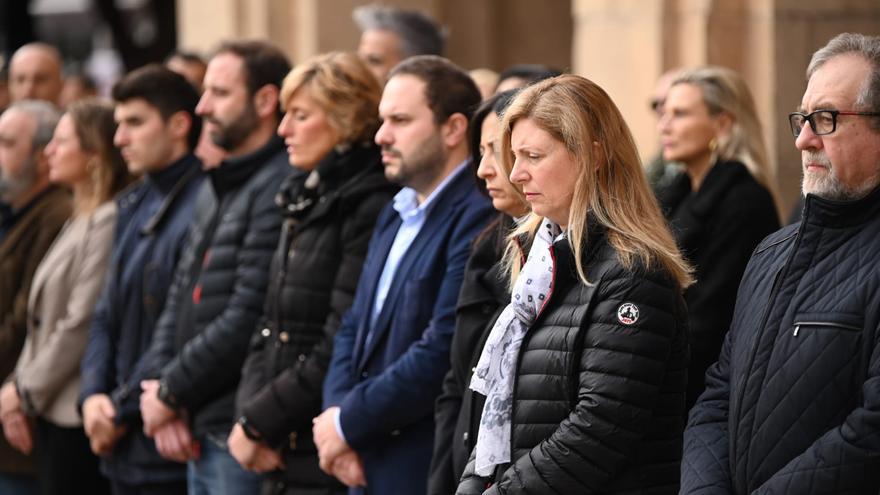 Tres minutos de silencio en el Ayuntamiento de Castelló por los tres fallecidos.