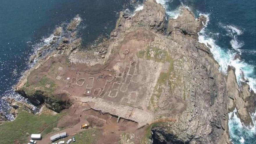 Vista aérea del castro de Cociñadoiro antes de su desmontaje por la construcción del puerto exterior.