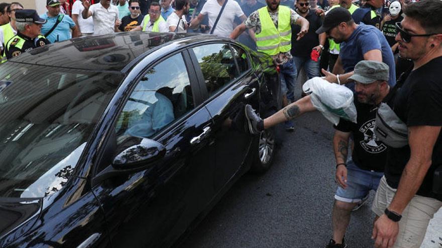 Un taxista golpea un vehículo de Uber en Barcelona el pasado miércoles.