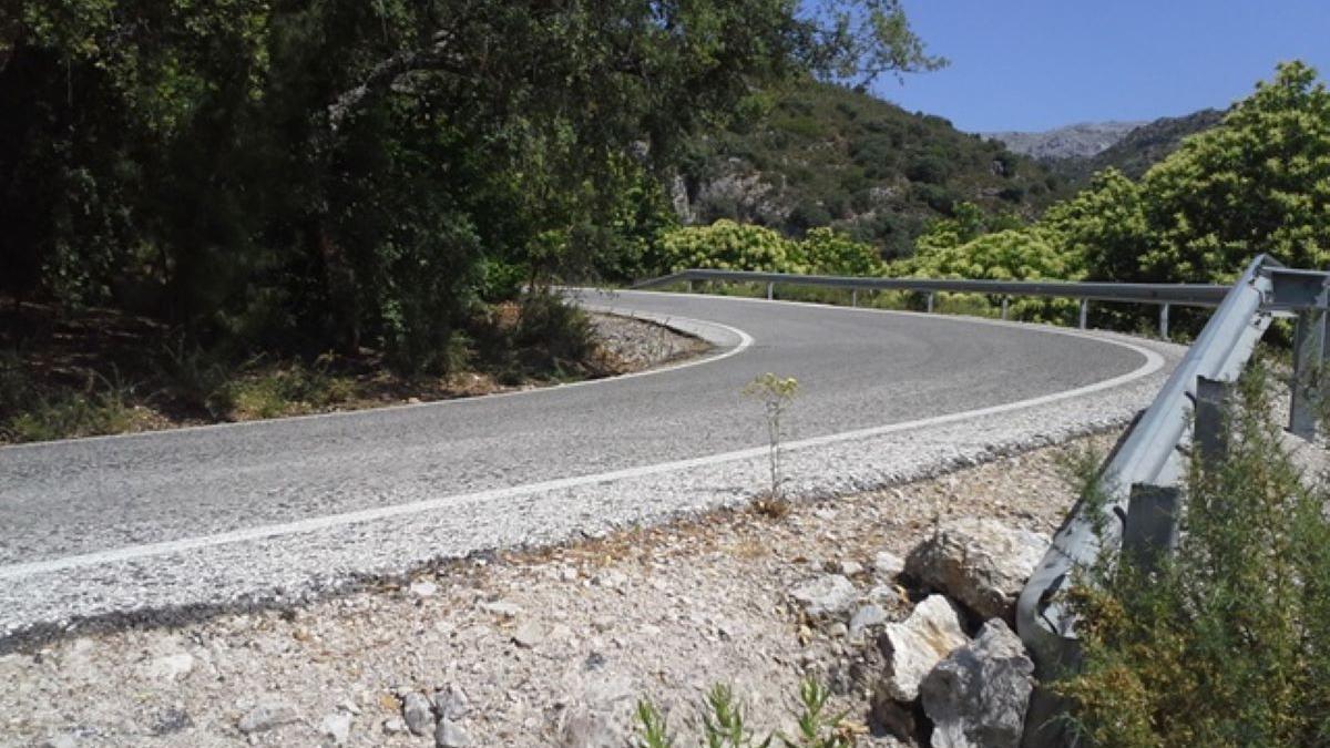 Detalle de una carretera entre Júzcar y Faraján.