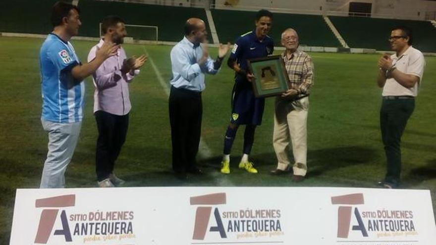 Weligton recoge el Trofeo Dólmenes de Antequera.