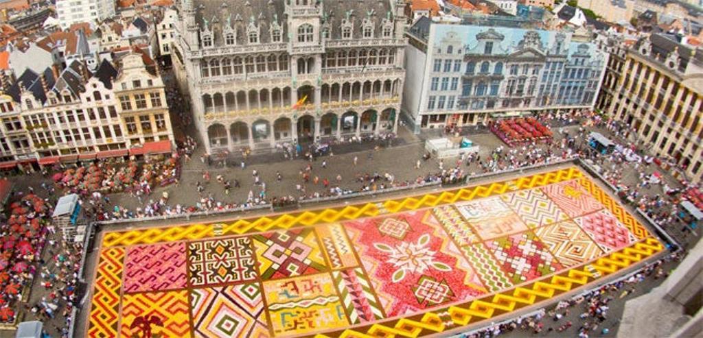 La Grand Place de Bruselas se llena de flores
