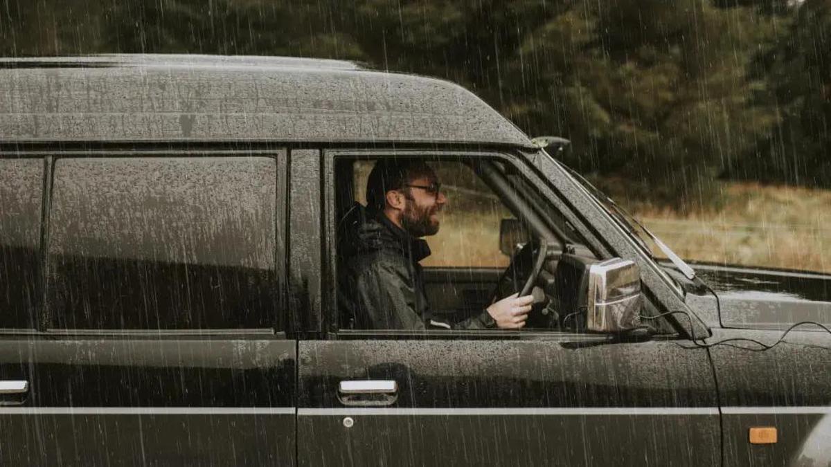 Conducir con lluvia aumenta mucho las posibilidades de tener un accidente