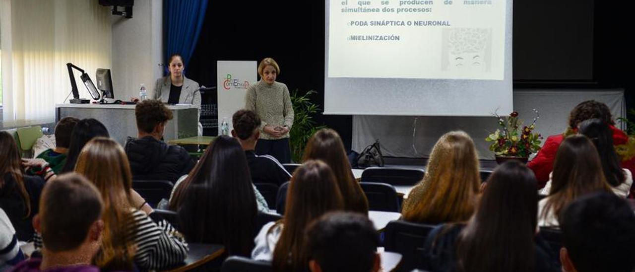 Charla con adolescentes en Plasencia sobre salud mental y suicidio.