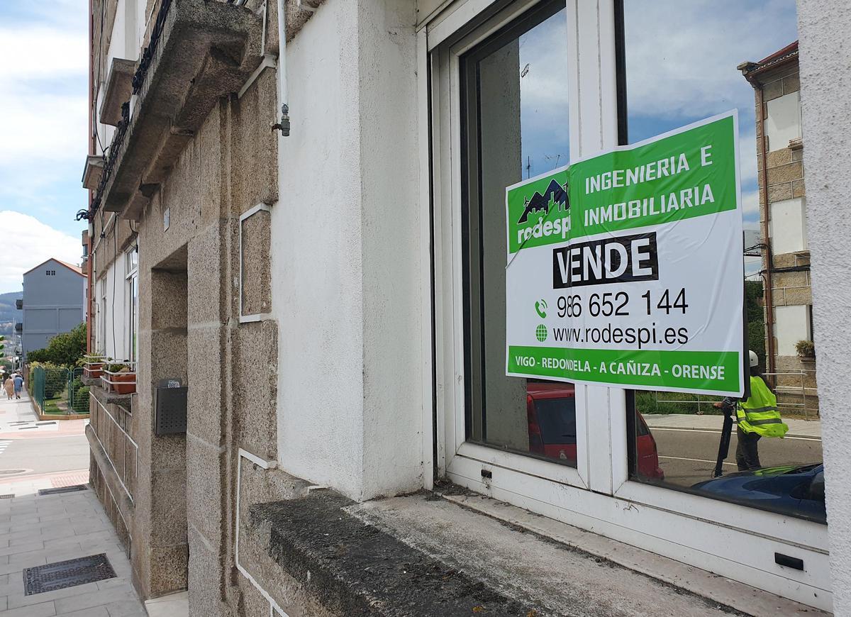 Cartel de Se vende en una vivienda.