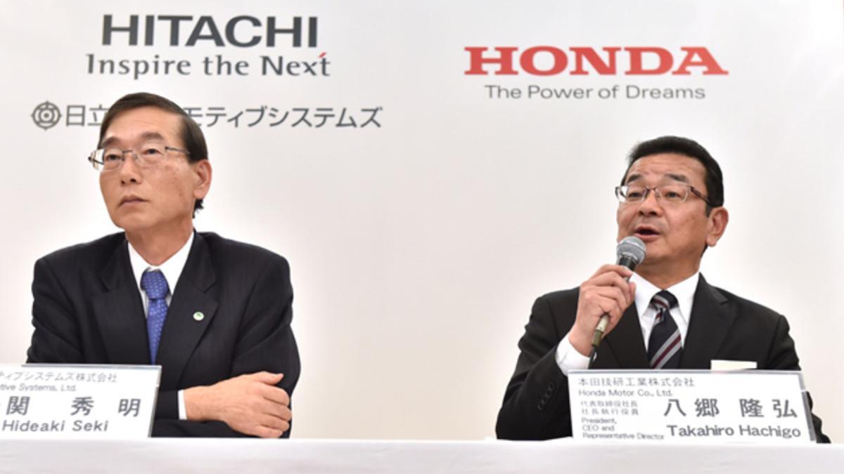 Takahiro Hachigo, presidente de Honda, y el presidente de Hitachi Hideki Seki (izquierda).