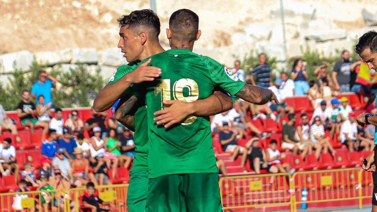 Ponce y Roger Martí se abrazan tras el primer gol del Elche