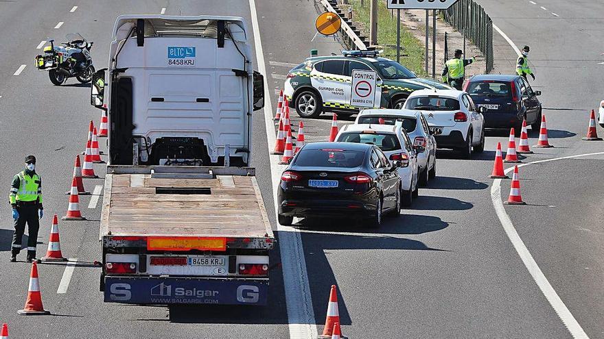 Control de la Guardia Civil a un camión en la A3 en abril pasado, durante el estado de alarma.