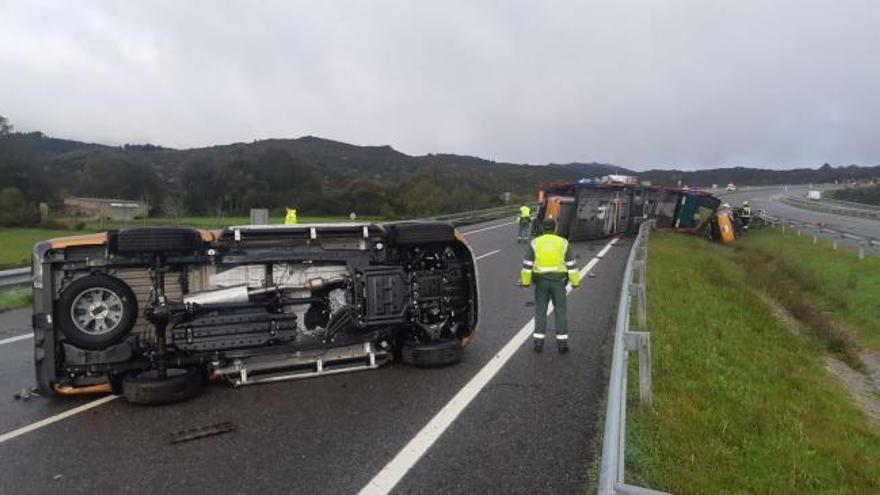 Accidente de tráfico en la A-52: un camión cargado de coches vuelca en Cualedro