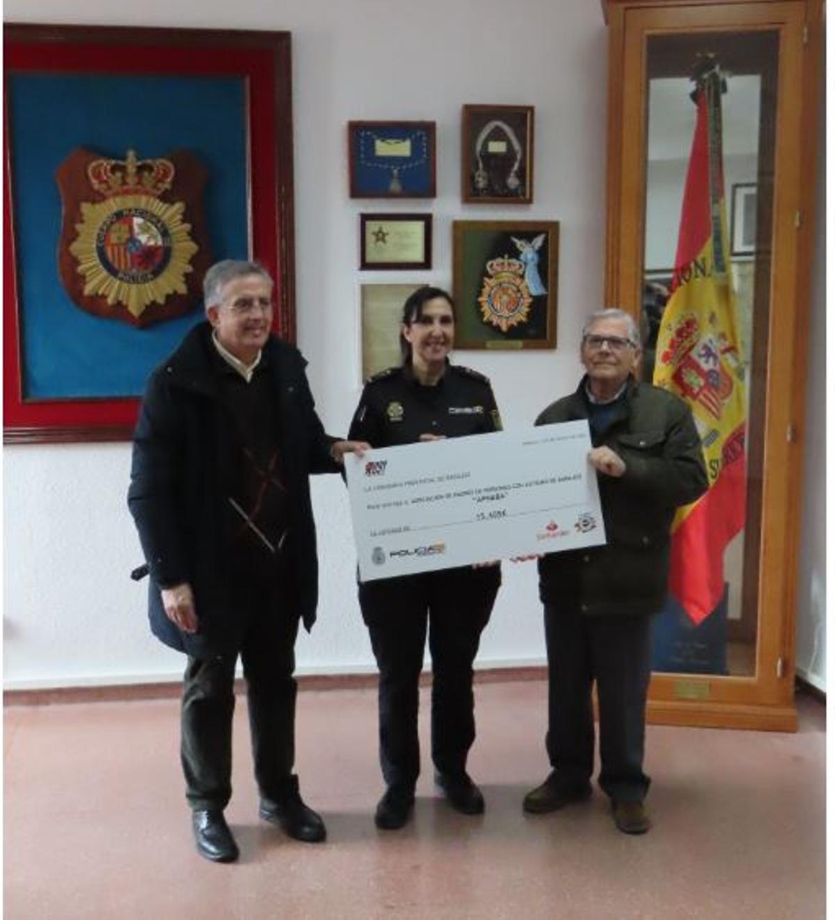 La jefa superior de la Policía Nacional en la entrega del cheque a Apnaba, este martes en la comisaría de Badajoz.