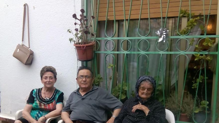 Isabel (d), con dos parientes en su casa de Torredembarra, el día que recibió el homenaje del Consistorio.