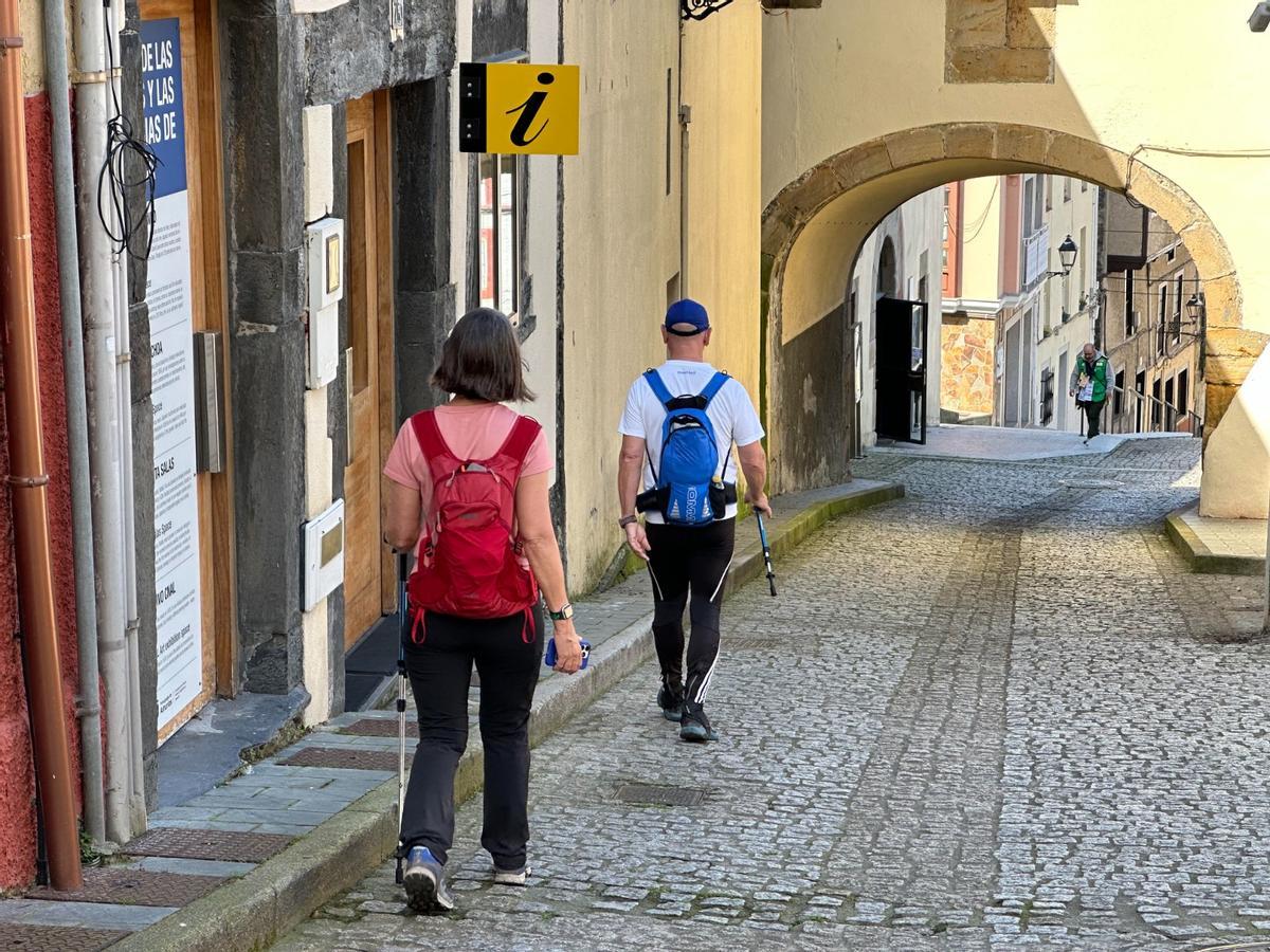 Peregrinos, este jueves, en Luarca.