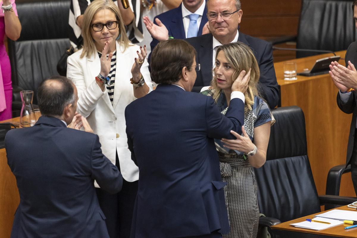 Guillermo Fernández Vara felicita a la nueva presidenta, María Guardiola, tras ser investida.