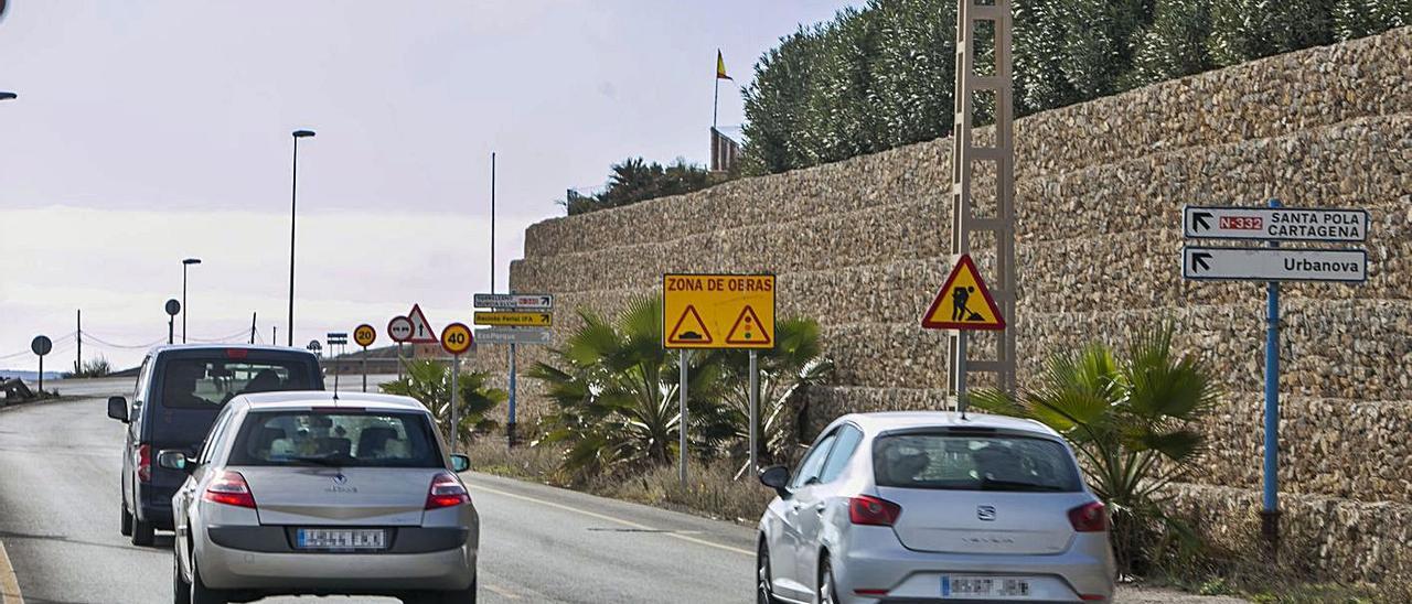 Señales de obra en el acceso sur, ayer. Abajo, recreación virtual de la pasarela.