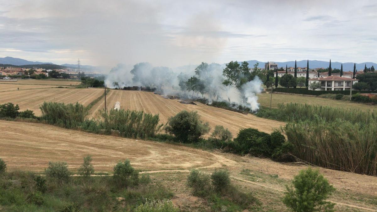 El fum de l&#039;incendi prop del Rec Susanna.