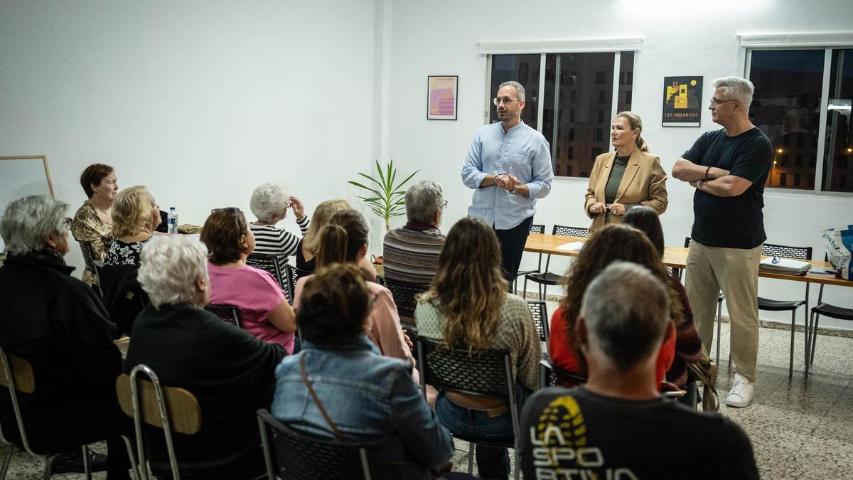 Reunión de los concejales Javier Rivero y Santiago Díaz con vecinos de Las Moraditas.